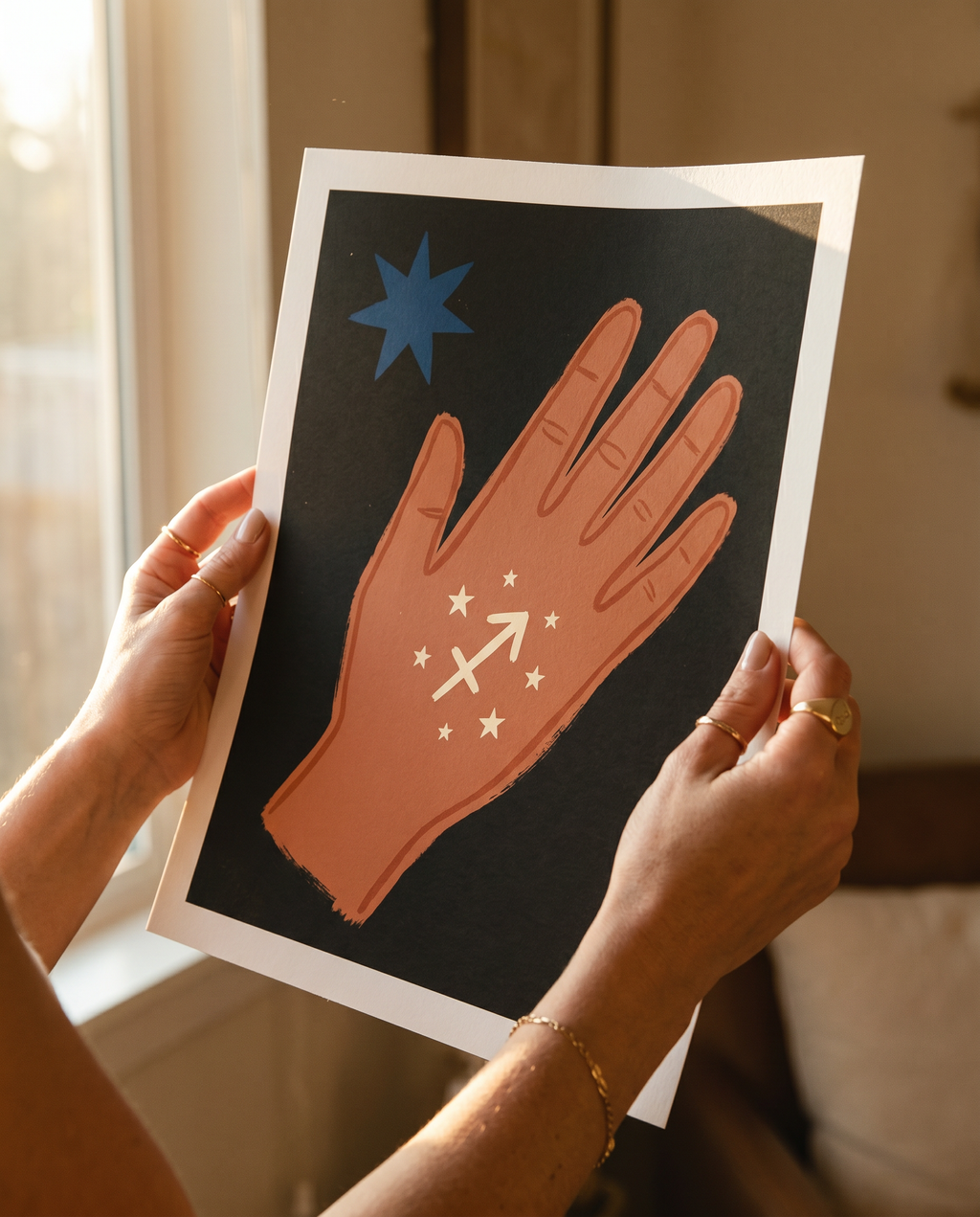 Schütze Modern Folk Poster, in den Händen gehalten