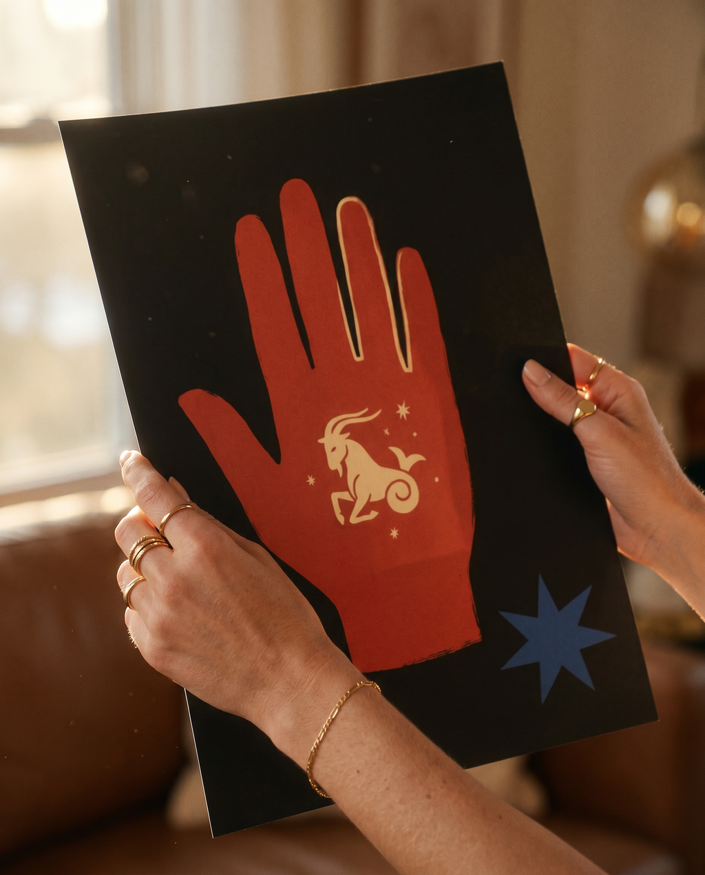 Steinbock Modern Folk Poster, in den Händen gehalten